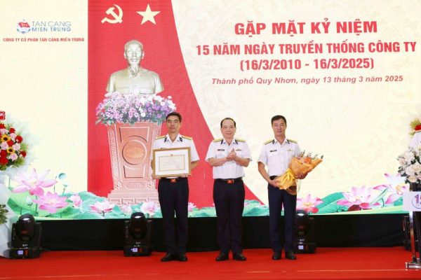 Công ty cổ phần Tân cảng miền Trung đón nhận Bằng khen của Bộ Quốc phòng và tỉnh Bình Định