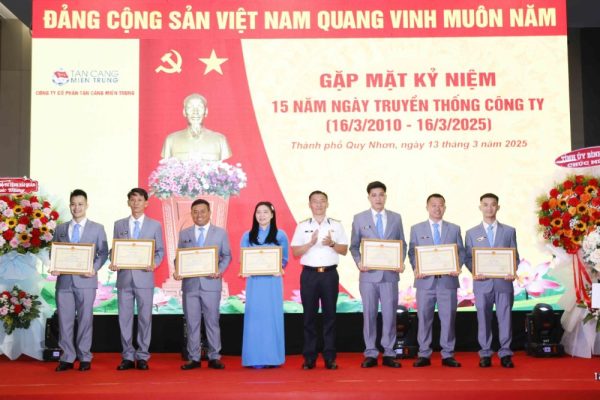 Công ty cổ phần Tân cảng miền Trung đón nhận Bằng khen của Bộ Quốc phòng và tỉnh Bình Định