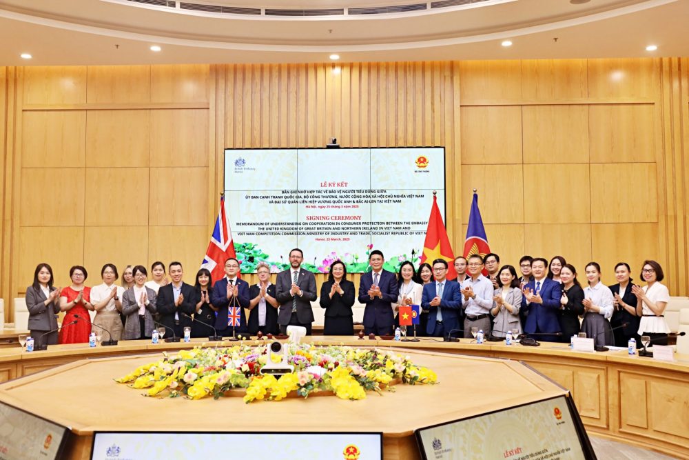 Lễ ký kết Bản ghi nhớ hợp tác về bảo vệ người tiêu dùng giữa Ủy ban Cạnh tranh Quốc gia và Đại sứ quán Liên hiệp Vương quốc Anh và Bắc Ai-len Lễ ký kết Bản ghi nhớ hợp tác về bảo vệ người tiêu dùng giữa Ủy ban Cạnh tranh Quốc gia và Đại sứ quán Liên hiệp Vương quốc Anh và Bắc Ai-len