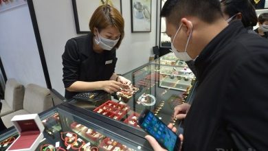 Giá vàng chạm mức kỷ lục và xu hướng bán ra