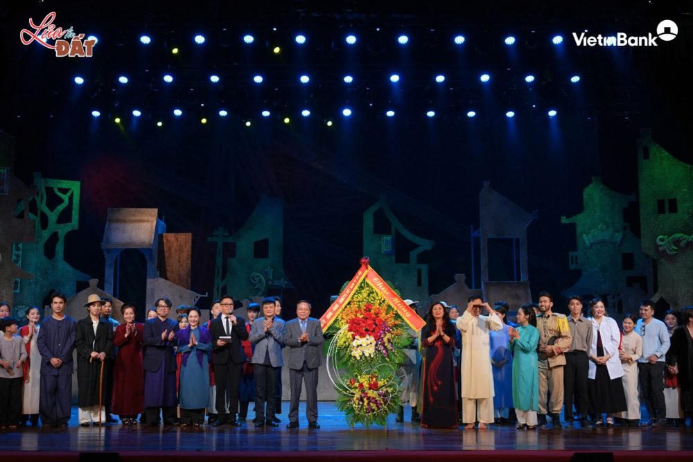 Công diễn thành công vở nhạc kịch “Lửa từ Đất” Công diễn thành công vở nhạc kịch “Lửa từ Đất”