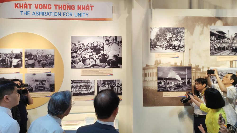 Khai mạc trưng bày tài liệu, hiện vật kỷ niệm 50 năm thống nhất đất nước Khai mạc trưng bày tài liệu, hiện vật kỷ niệm 50 năm thống nhất đất nước