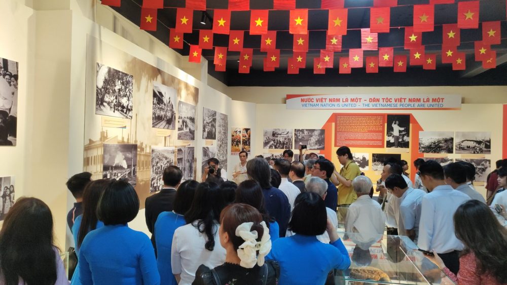 Khai mạc trưng bày tài liệu, hiện vật kỷ niệm 50 năm thống nhất đất nước Khai mạc trưng bày tài liệu, hiện vật kỷ niệm 50 năm thống nhất đất nước