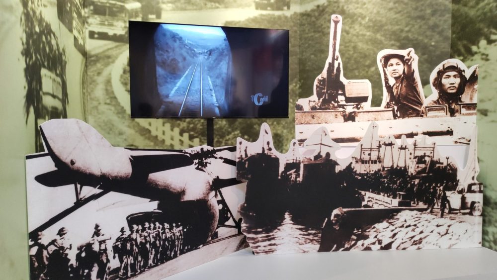 Khai mạc trưng bày tài liệu, hiện vật kỷ niệm 50 năm thống nhất đất nước Khai mạc trưng bày tài liệu, hiện vật kỷ niệm 50 năm thống nhất đất nước