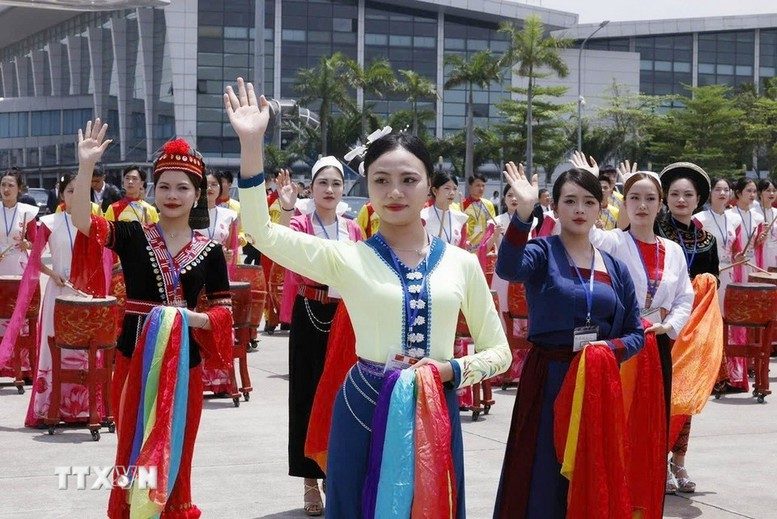 Tổng Bí thư, Chủ tịch nước Trung Quốc Tập Cận Bình đến Hà Nội, bắt đầu chuyến thăm cấp Nhà nước tới Việt Nam Tổng Bí thư, Chủ tịch nước Trung Quốc Tập Cận Bình đến Hà Nội, bắt đầu chuyến thăm cấp Nhà nước tới Việt Nam