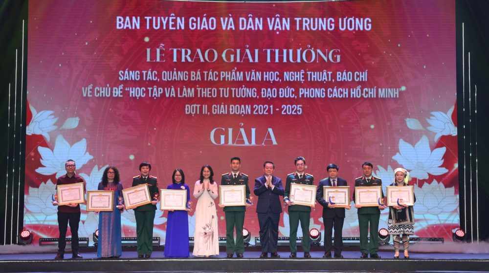 Trao giải thưởng sáng tác văn học, nghệ thuật về chủ đề học tập, làm theo Bác Trao giải thưởng sáng tác văn học, nghệ thuật về chủ đề học tập, làm theo Bác