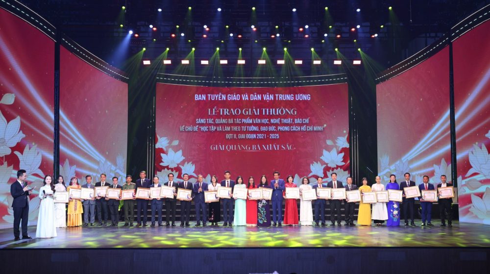 Trao giải thưởng sáng tác văn học, nghệ thuật về chủ đề học tập, làm theo Bác Trao giải thưởng sáng tác văn học, nghệ thuật về chủ đề học tập, làm theo Bác