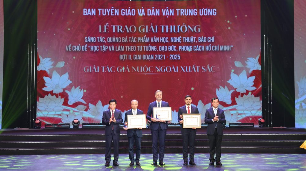 Trao giải thưởng sáng tác văn học, nghệ thuật về chủ đề học tập, làm theo Bác Trao giải thưởng sáng tác văn học, nghệ thuật về chủ đề học tập, làm theo Bác