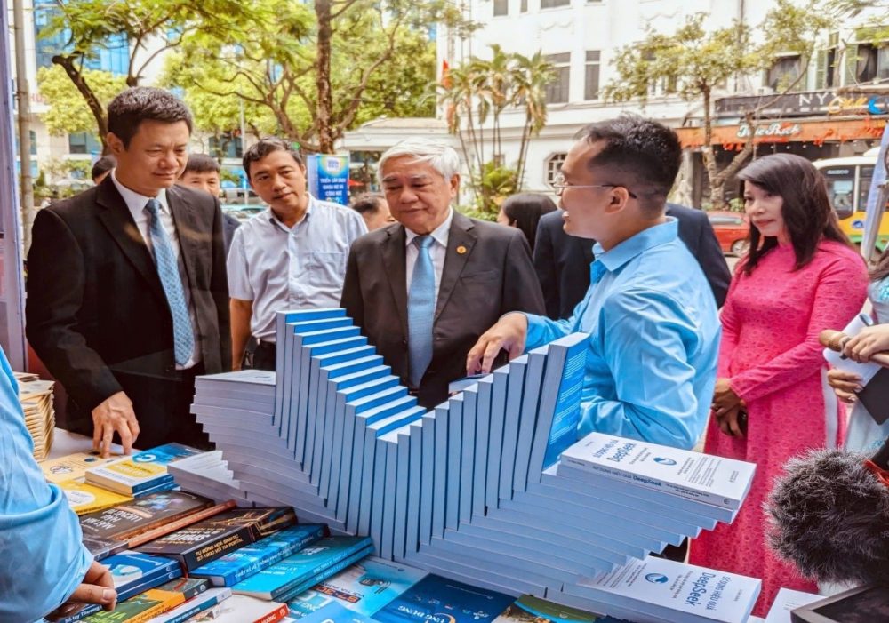 Triển lãm sách Khoa học và Công nghệ 2025: Khám phá tri thức – Kiến tạo tương lai Triển lãm sách Khoa học và Công nghệ 2025: Khám phá tri thức – Kiến tạo tương lai