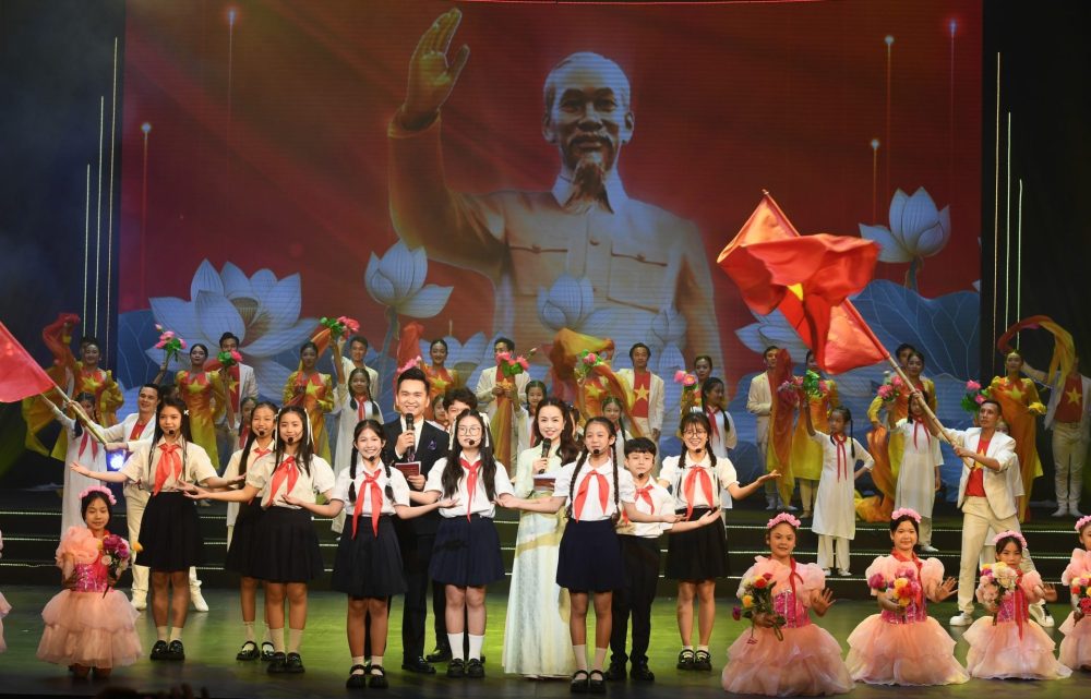 Trao giải thưởng sáng tác văn học, nghệ thuật về chủ đề học tập, làm theo Bác Trao giải thưởng sáng tác văn học, nghệ thuật về chủ đề học tập, làm theo Bác