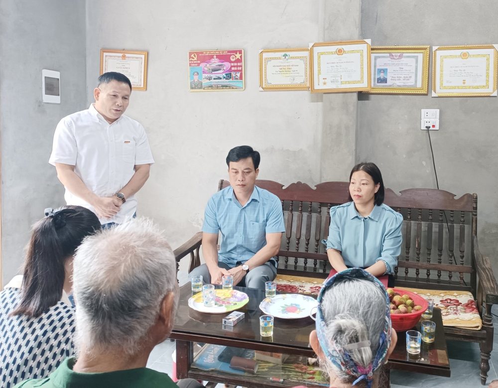 Tạp chí Diễn đàn Doanh nghiệp trao 5 nhà tình nghĩa tại Tuyên Quang, Lào Cai Tạp chí Diễn đàn Doanh nghiệp trao 5 nhà tình nghĩa tại Tuyên Quang, Lào Cai