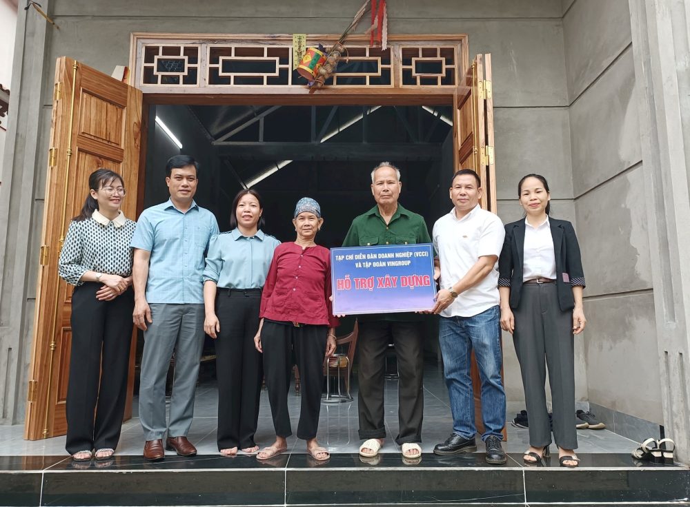 Tạp chí Diễn đàn Doanh nghiệp trao 5 nhà tình nghĩa tại Tuyên Quang, Lào Cai Tạp chí Diễn đàn Doanh nghiệp trao 5 nhà tình nghĩa tại Tuyên Quang, Lào Cai