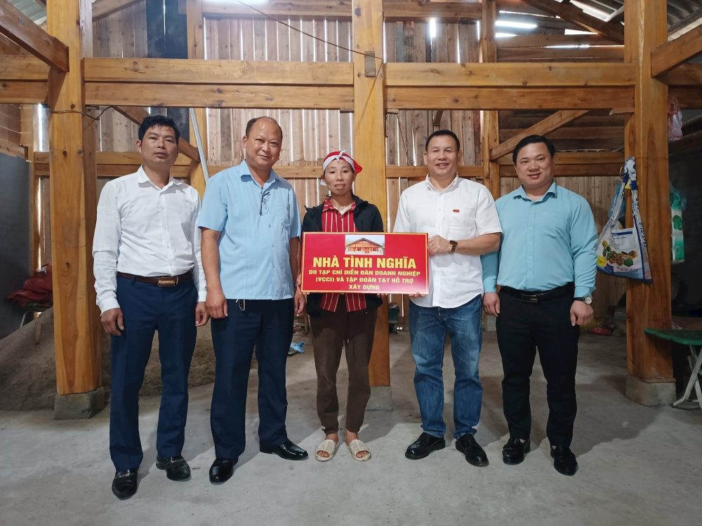 Tạp chí Diễn đàn Doanh nghiệp trao 5 nhà tình nghĩa tại Tuyên Quang, Lào Cai Tạp chí Diễn đàn Doanh nghiệp trao 5 nhà tình nghĩa tại Tuyên Quang, Lào Cai