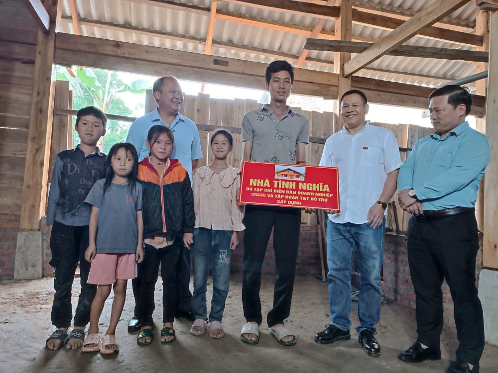 Tạp chí Diễn đàn Doanh nghiệp trao 5 nhà tình nghĩa tại Tuyên Quang, Lào Cai Tạp chí Diễn đàn Doanh nghiệp trao 5 nhà tình nghĩa tại Tuyên Quang, Lào Cai