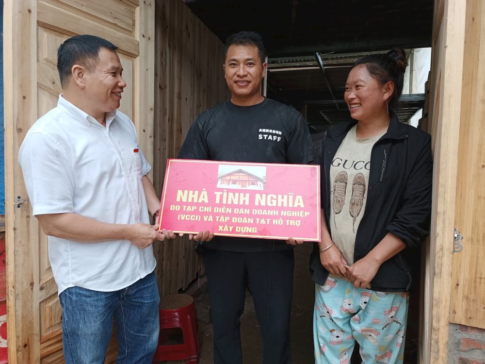 Tạp chí Diễn đàn Doanh nghiệp trao 5 nhà tình nghĩa tại Tuyên Quang, Lào Cai Tạp chí Diễn đàn Doanh nghiệp trao 5 nhà tình nghĩa tại Tuyên Quang, Lào Cai
