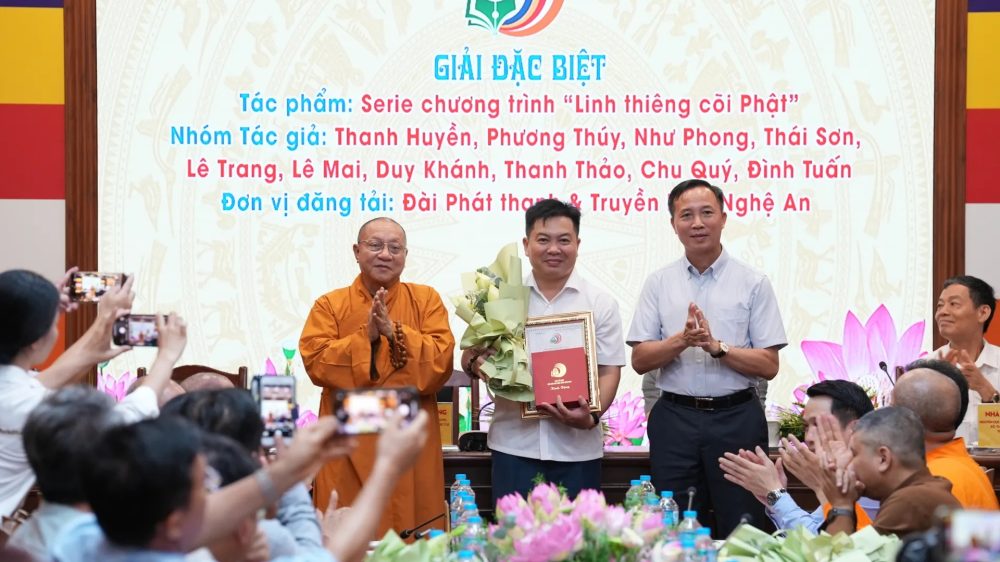 Trao Giải báo chí Phật giáo toàn quốc lần thứ nhất năm 2024 và phát động Giải báo chí Phật giáo năm 2025 Trao Giải báo chí Phật giáo toàn quốc lần thứ nhất năm 2024 và phát động Giải báo chí Phật giáo năm 2025