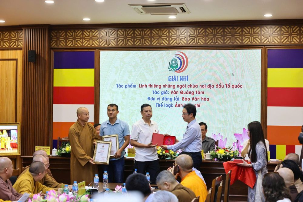 Trao Giải báo chí Phật giáo toàn quốc lần thứ nhất năm 2024 và phát động Giải báo chí Phật giáo năm 2025 Trao Giải báo chí Phật giáo toàn quốc lần thứ nhất năm 2024 và phát động Giải báo chí Phật giáo năm 2025