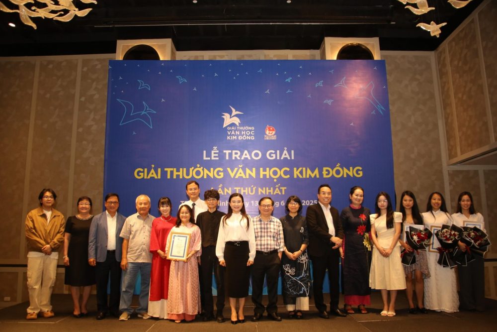 Trao giải Giải thưởng Văn học Kim Đồng lần thứ nhất Trao giải Giải thưởng Văn học Kim Đồng lần thứ nhất