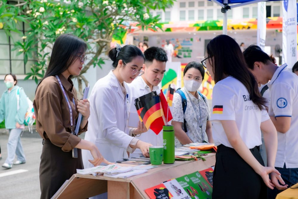 Chuyến xe hướng nghiệp Đức mở ra cơ hội học tập, học nghề chuẩn Đức cho học sinh, sinh viên Nghệ An Chuyến xe hướng nghiệp Đức mở ra cơ hội học tập, học nghề chuẩn Đức cho học sinh, sinh viên Nghệ An