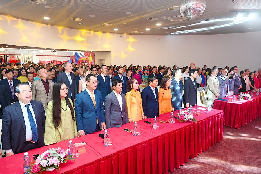 “Tinh hoa văn hóa Việt Nam” tỏa sáng trong lòng Thủ đô Praha, CH Séc “Tinh hoa văn hóa Việt Nam” tỏa sáng trong lòng Thủ đô Praha, CH Séc