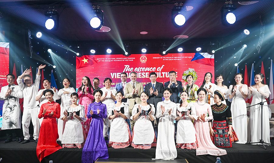 “Tinh hoa văn hóa Việt Nam” tỏa sáng trong lòng Thủ đô Praha, CH Séc “Tinh hoa văn hóa Việt Nam” tỏa sáng trong lòng Thủ đô Praha, CH Séc