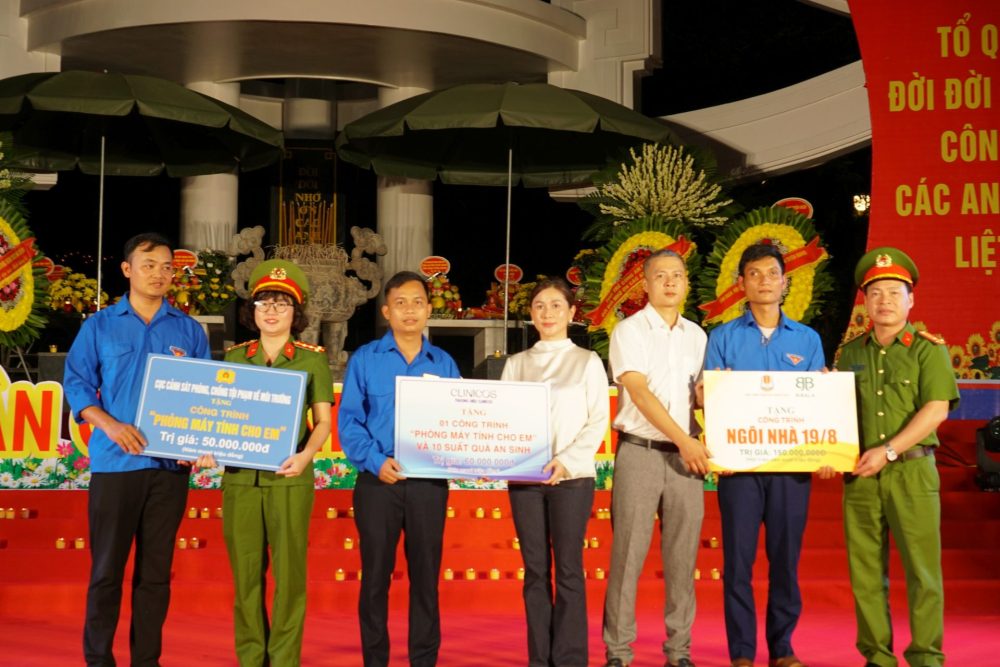 Tuổi trẻ Công an nhân dân thắp lửa tri ân, trao yêu thương đến vùng biên Tuổi trẻ Công an nhân dân thắp lửa tri ân, trao yêu thương đến vùng biên