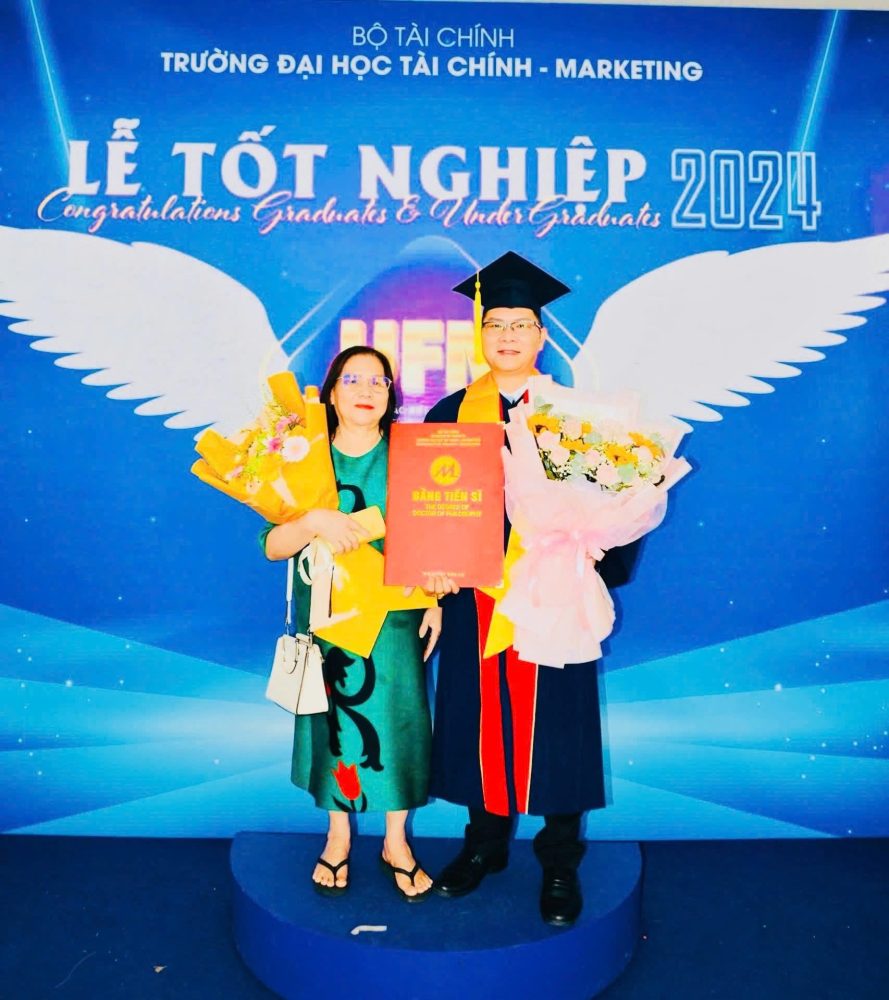 Chuyện đời xúc động phía sau hai ca khúc về mẹ của doanh nhân Lê Bá Thường Chuyện đời xúc động phía sau hai ca khúc về mẹ của doanh nhân Lê Bá Thường