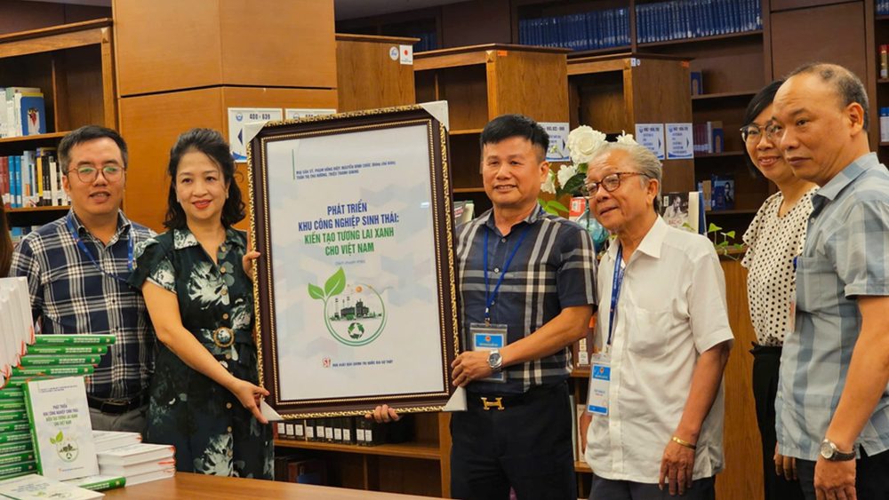 Luật sư – Doanh nhân Phạm Hồng Điệp được phong tặng danh hiệu Giáo sư danh dự tại Mỹ Luật sư – Doanh nhân Phạm Hồng Điệp được phong tặng danh hiệu Giáo sư danh dự tại Mỹ