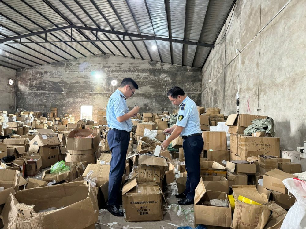 Chi cục QLTT tỉnh Quảng Ninh phát hiện lô hàng hơn 47.000 sản phẩm nhập lậu, không rõ nguồn gốc xuất xứ Chi cục QLTT tỉnh Quảng Ninh phát hiện lô hàng hơn 47.000 sản phẩm nhập lậu, không rõ nguồn gốc xuất xứ