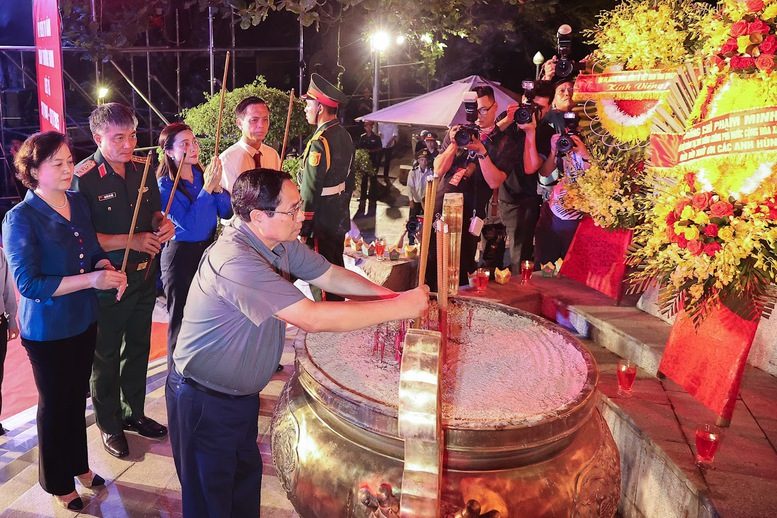 Thủ tướng: Các Anh hùng liệt sĩ đã làm rạng rỡ non sông, đất nước ta Thủ tướng: Các Anh hùng liệt sĩ đã làm rạng rỡ non sông, đất nước ta