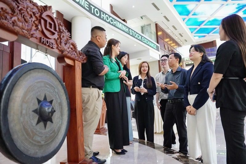 Chứng khoán báo lãi lớn, triển vọng còn ở phía trước Chứng khoán báo lãi lớn, triển vọng còn ở phía trước