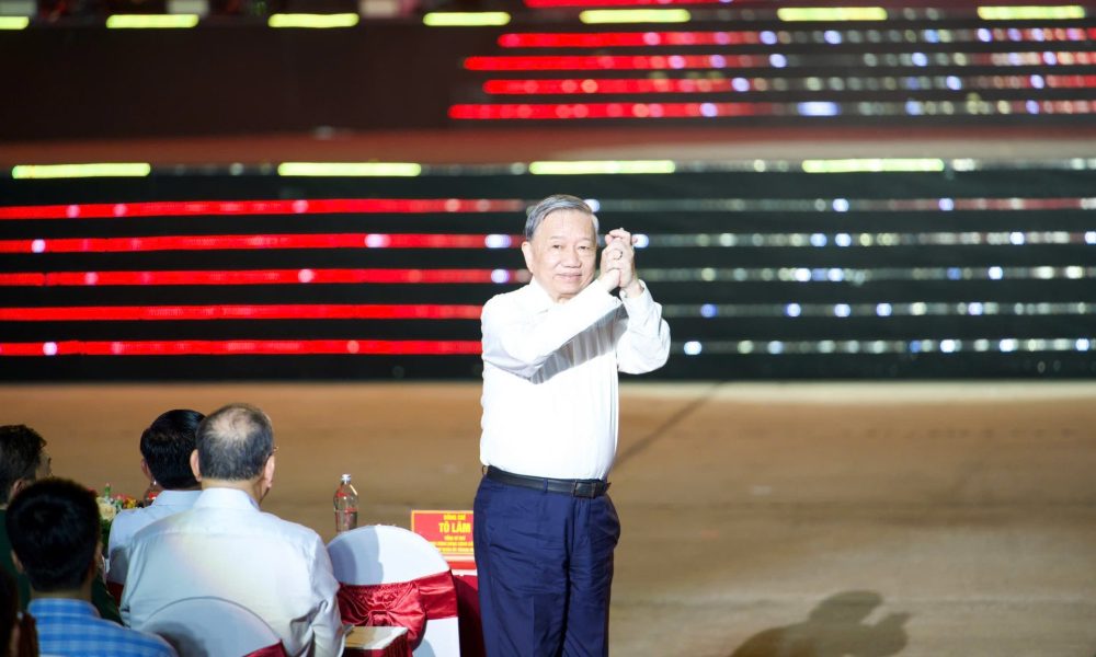 Tổng Bí thư Tô Lâm dự chương trình nghệ thuật chính luận “Dưới cờ vinh quang” Tổng Bí thư Tô Lâm dự chương trình nghệ thuật chính luận “Dưới cờ vinh quang”