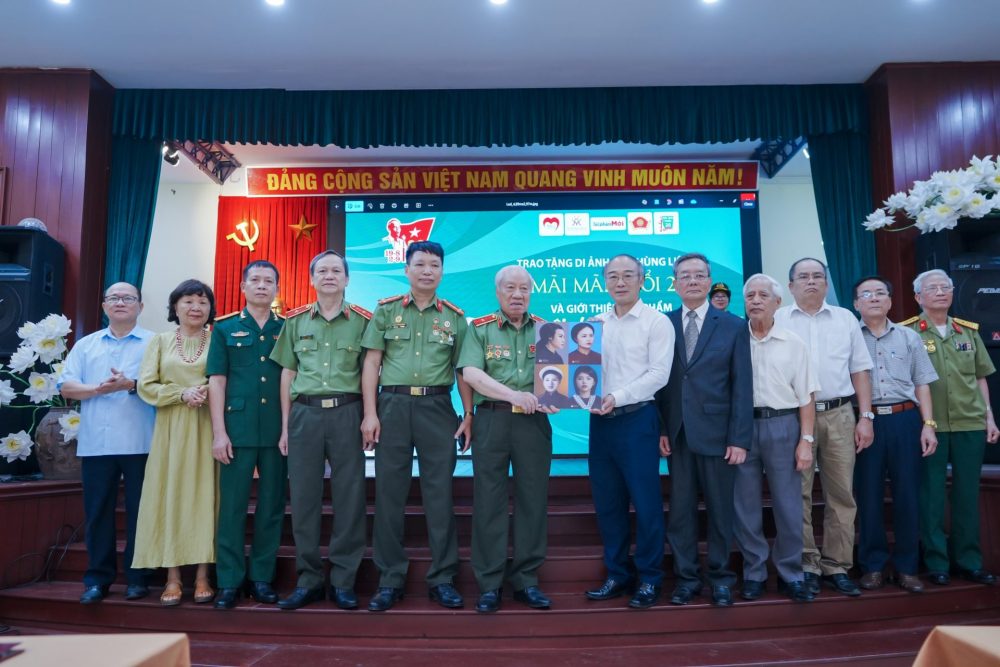 Trao tặng di ảnh Anh hùng Liệt sĩ “Mãi mãi tuổi 20” Trao tặng di ảnh Anh hùng Liệt sĩ “Mãi mãi tuổi 20”
