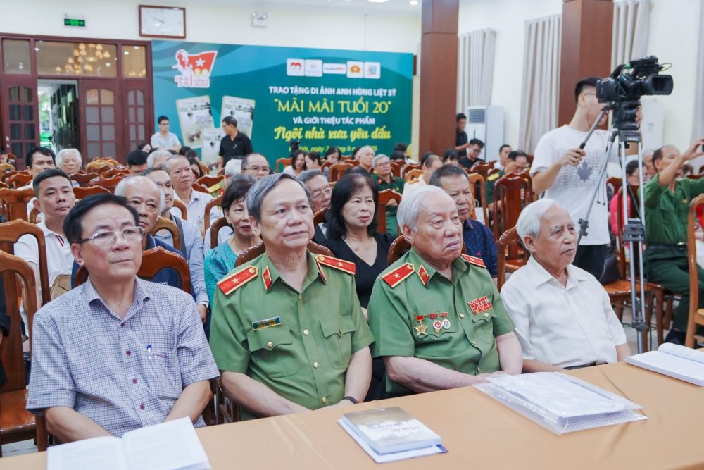 Trao tặng di ảnh Anh hùng Liệt sĩ “Mãi mãi tuổi 20” Trao tặng di ảnh Anh hùng Liệt sĩ “Mãi mãi tuổi 20”