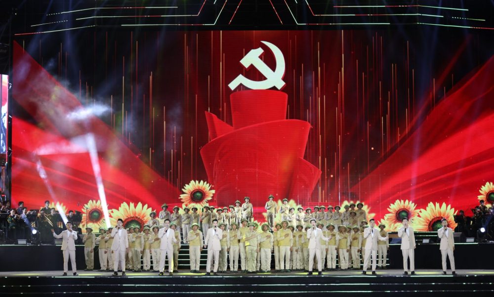 Tổng Bí thư Tô Lâm dự chương trình nghệ thuật chính luận “Dưới cờ vinh quang” Tổng Bí thư Tô Lâm dự chương trình nghệ thuật chính luận “Dưới cờ vinh quang”