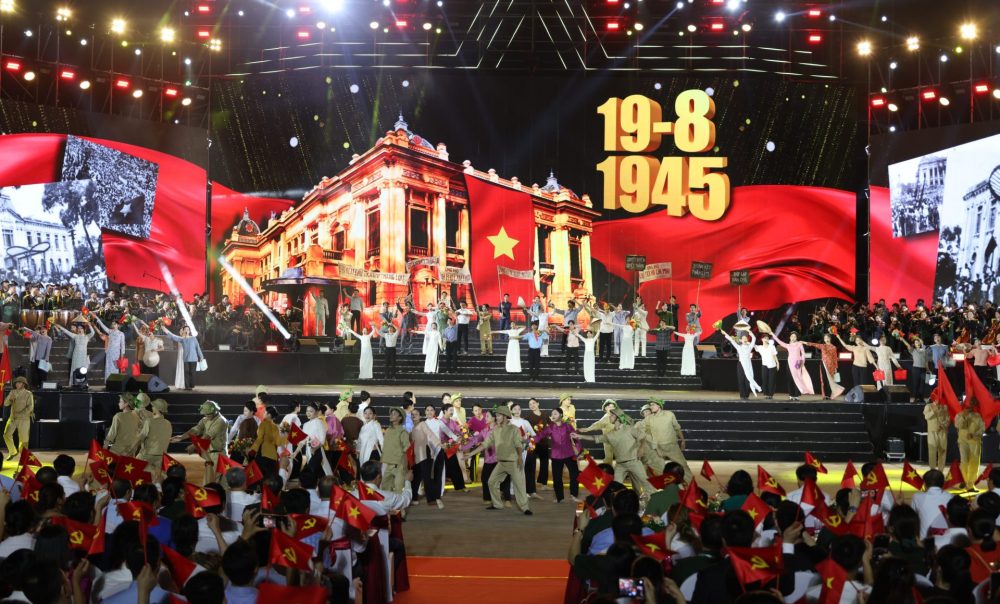 Tổng Bí thư Tô Lâm dự chương trình nghệ thuật chính luận “Dưới cờ vinh quang” Tổng Bí thư Tô Lâm dự chương trình nghệ thuật chính luận “Dưới cờ vinh quang”