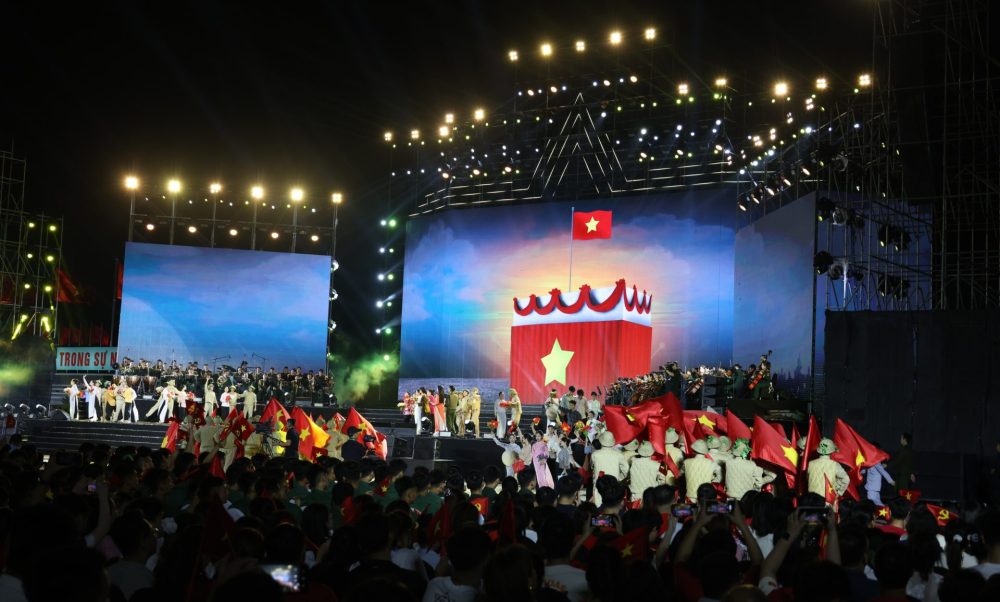 Tổng Bí thư Tô Lâm dự chương trình nghệ thuật chính luận “Dưới cờ vinh quang” Tổng Bí thư Tô Lâm dự chương trình nghệ thuật chính luận “Dưới cờ vinh quang”