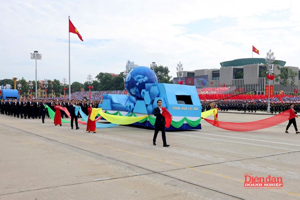 Khí thế rạng ngời của Khối Doanh nhân Việt Nam tổng duyệt diễu binh A80 Khí thế rạng ngời của Khối Doanh nhân Việt Nam tổng duyệt diễu binh A80