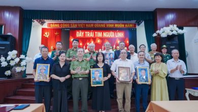 Trao tặng di ảnh Anh hùng Liệt sĩ “Mãi mãi tuổi 20”