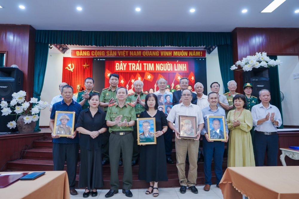Trao tặng di ảnh Anh hùng Liệt sĩ “Mãi mãi tuổi 20” Trao tặng di ảnh Anh hùng Liệt sĩ “Mãi mãi tuổi 20”