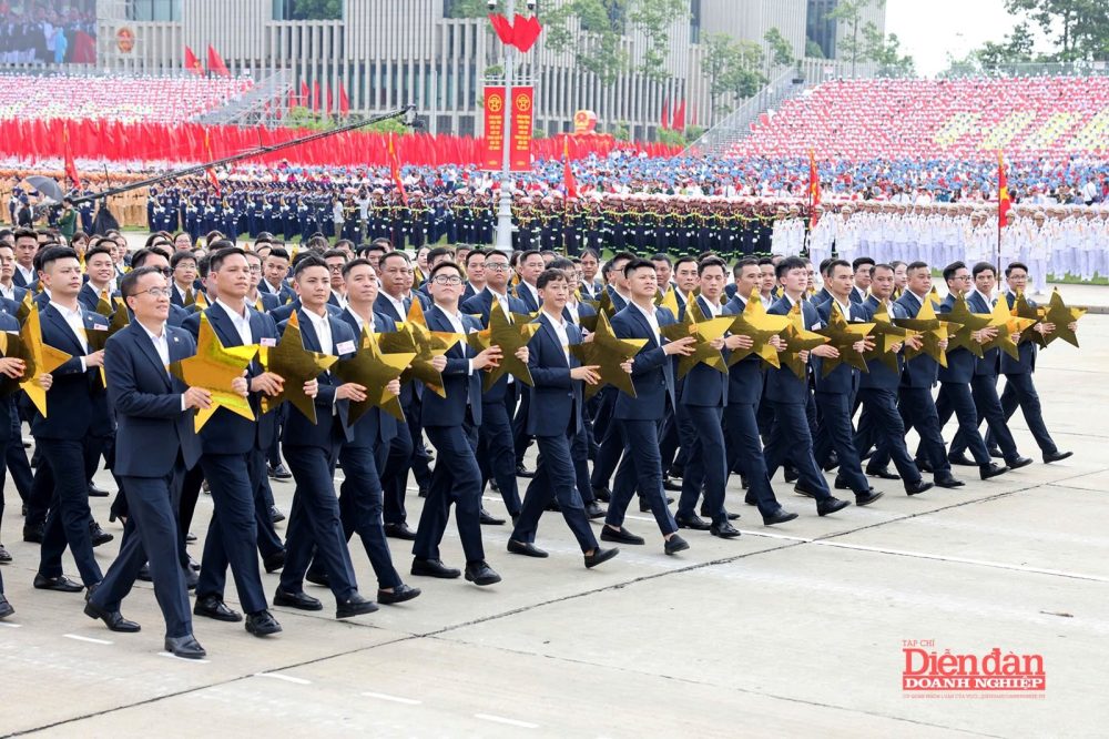 Khí thế rạng ngời của Khối Doanh nhân Việt Nam tổng duyệt diễu binh A80 Khí thế rạng ngời của Khối Doanh nhân Việt Nam tổng duyệt diễu binh A80