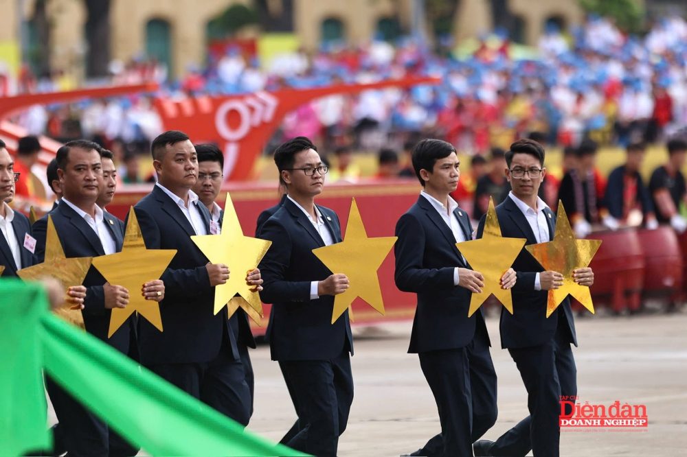 Khí thế rạng ngời của Khối Doanh nhân Việt Nam tổng duyệt diễu binh A80 Khí thế rạng ngời của Khối Doanh nhân Việt Nam tổng duyệt diễu binh A80