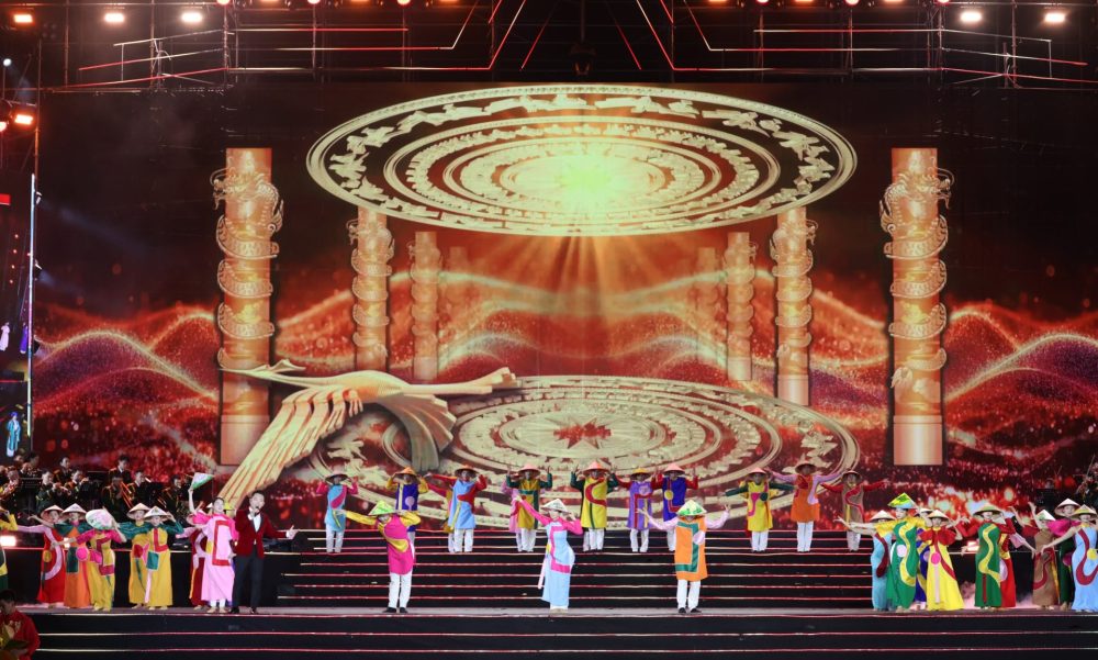 Tổng Bí thư Tô Lâm dự chương trình nghệ thuật chính luận “Dưới cờ vinh quang” Tổng Bí thư Tô Lâm dự chương trình nghệ thuật chính luận “Dưới cờ vinh quang”