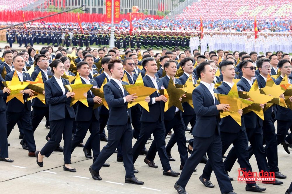 Khí thế rạng ngời của Khối Doanh nhân Việt Nam tổng duyệt diễu binh A80 Khí thế rạng ngời của Khối Doanh nhân Việt Nam tổng duyệt diễu binh A80
