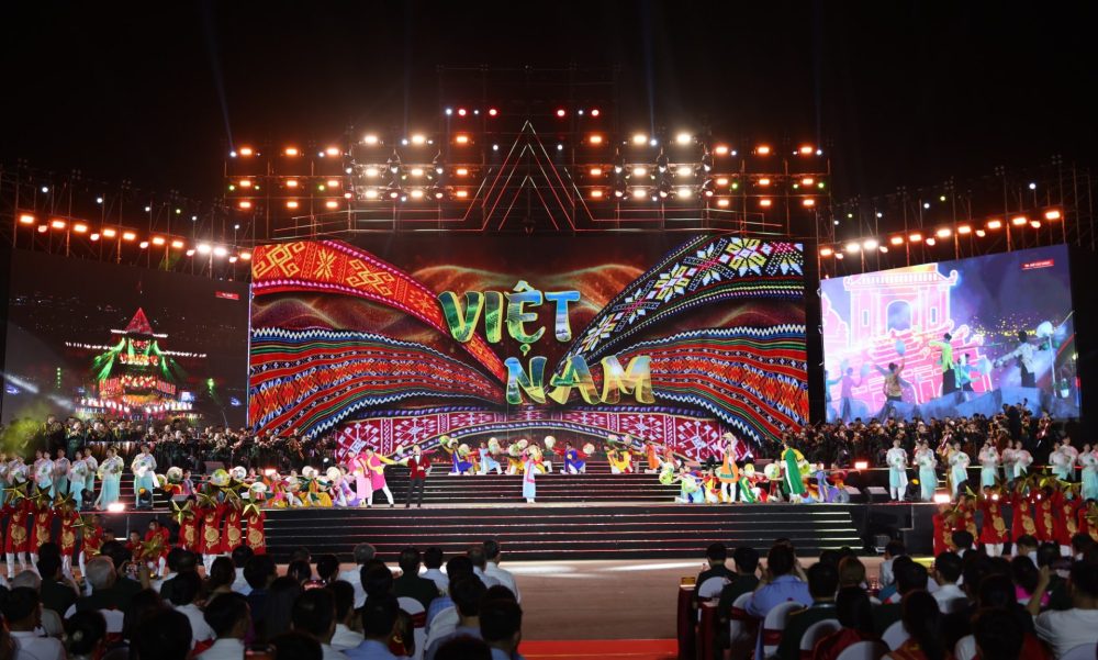 Tổng Bí thư Tô Lâm dự chương trình nghệ thuật chính luận “Dưới cờ vinh quang” Tổng Bí thư Tô Lâm dự chương trình nghệ thuật chính luận “Dưới cờ vinh quang”