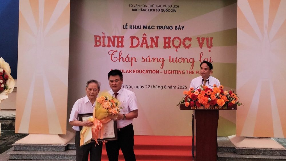 Khai mạc trưng bày chuyên đề “Bình dân học vụ - thắp sáng tương lai” Khai mạc trưng bày chuyên đề “Bình dân học vụ - thắp sáng tương lai”