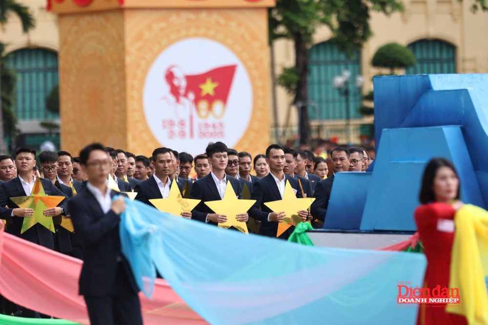 Khí thế rạng ngời của Khối Doanh nhân Việt Nam tổng duyệt diễu binh A80 Khí thế rạng ngời của Khối Doanh nhân Việt Nam tổng duyệt diễu binh A80