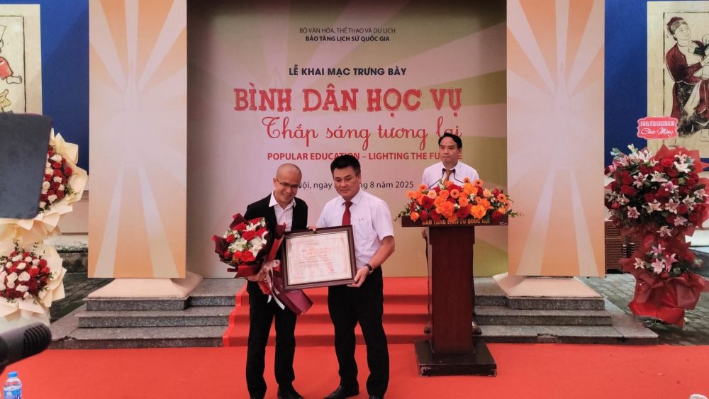 Khai mạc trưng bày chuyên đề “Bình dân học vụ - thắp sáng tương lai” Khai mạc trưng bày chuyên đề “Bình dân học vụ - thắp sáng tương lai”