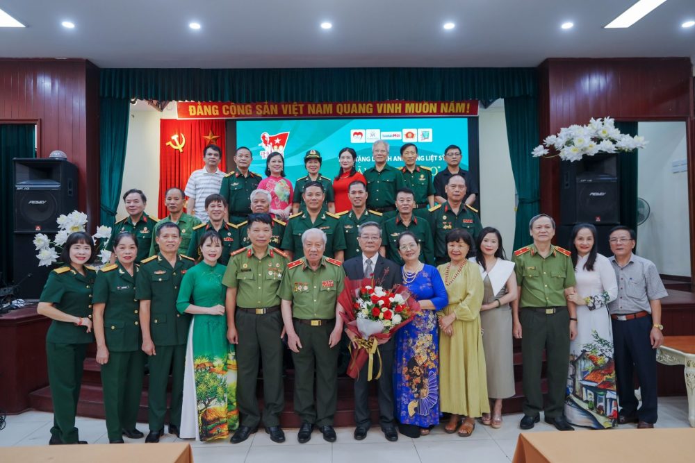 Trao tặng di ảnh Anh hùng Liệt sĩ “Mãi mãi tuổi 20” Trao tặng di ảnh Anh hùng Liệt sĩ “Mãi mãi tuổi 20”