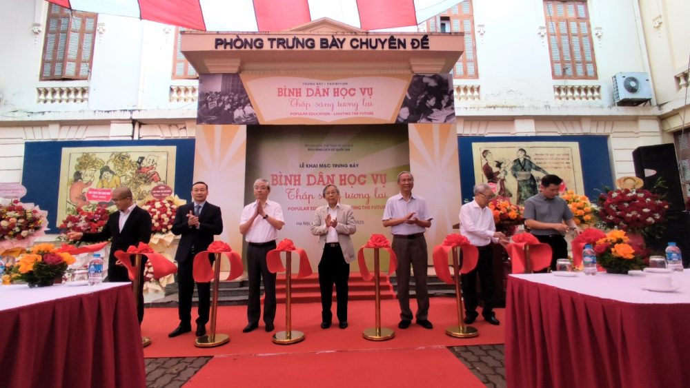 Khai mạc trưng bày chuyên đề “Bình dân học vụ - thắp sáng tương lai” Khai mạc trưng bày chuyên đề “Bình dân học vụ - thắp sáng tương lai”